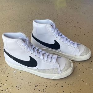 Nike - Women's Blazer Mid 77 size US7